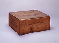 巴里万国大博覧会金牌」と刻印された贈答用木箱