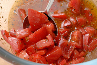 湯で顆粒スープの素を溶いておき、ボウルに入れる。フルーツトマトはへたを取ってから一口大の乱切りにしてボウルに加える。塩、こしょう、ハーブミックス、オリーブオイルを加えて混ぜ、冷蔵庫でしっかりと冷やす。