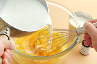 ボウルに卵を溶きほぐし、砂糖を加えてよく混ぜて溶かす。ゼラチンを溶かした牛乳を加えて混ぜ、生クリーム、バニラエッセンスも加えて混ぜ合わせる。