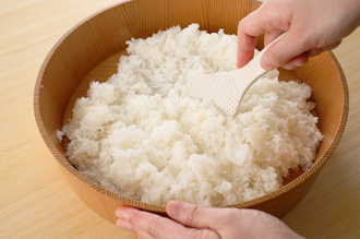 米は洗って炊飯器に入れ、だし昆布をのせて目盛り通りに水を入れて炊く。ご飯が炊けたら1のすし酢の残りを回し入れ、しゃもじでさっくりと切るように混ぜ合わせる。