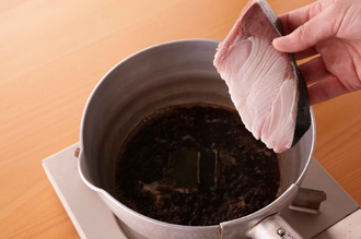 鍋にAを入れて強火にかけ、煮立ったらぶりを加え、中火で3分ほど煮る。