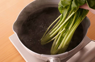 別の鍋に湯を沸かし、塩少々（分量外）を入れて小松菜をゆでる。水にさらして水気をきり、長さ4センチに切る。2のぶりを煮汁ごと器に盛り、小松菜を添える。