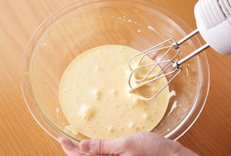 ボウルに卵黄、グラニュー糖を入れて泡立て器で混ぜ、全体がよくなじんだらはちみつを少しずつ加え、その都度混ぜて全体が白っぽくなるまで混ぜ合わせる。
