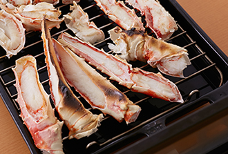 タラバガニは魚焼き用グリルで焼き目がつくまで5～10分焼く。