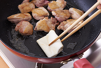 フライパンにサラダ油を中火で熱し、鶏肉の皮を下にして並べる。脂が出るまでしっかり焼いたら上下を返す。ペーパータオルで余分な脂を拭き取り、大根を加えて炒め合わせる。