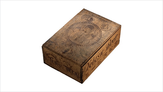 A decorative wooden box used when giving Yebisu Beer as a gift