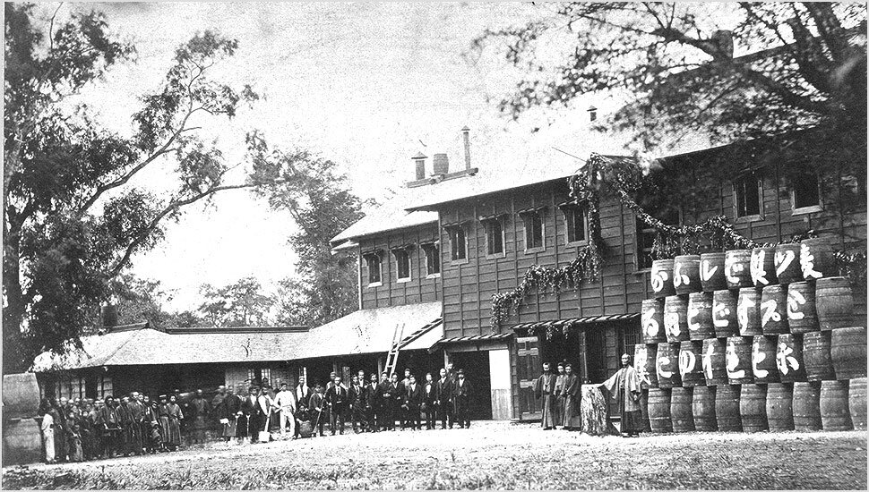 「開拓使麦酒醸造所」開業式での記念写真(北海道大学所蔵)