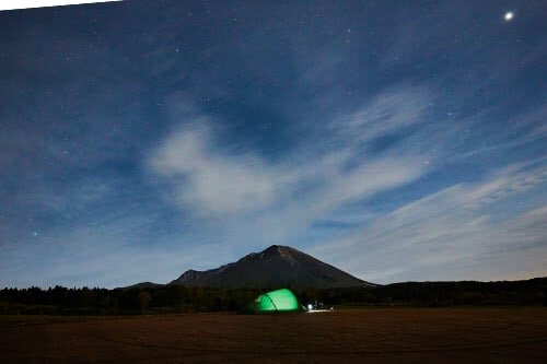 慣れない超早起きに備えて星取県の夜空の下でテント泊