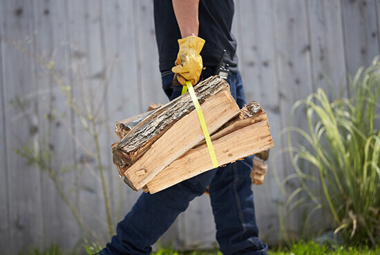 まずは無数のアウトドアギアや薪などの機材を運び込み、お庭のレイアウトを大改造。