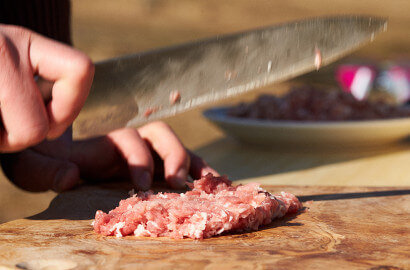 Step1 こま切れ肉は叩いて叩いてぶった切り。荒々しい包丁音がこだまする
