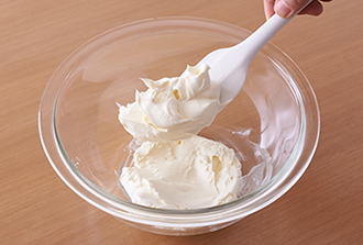 クリームチーズを常温に戻し、ボウルに入れサワークリームを加えてよく混ぜ合わせる。