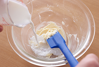 チーズソースを作る。耐熱のボウルに常温に戻したバターと薄力粉を入れ、しっかり練り混ぜる。粉っぽさがなくなったら牛乳を少しずつ加え、混ぜながら溶きのばす。