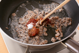 フライパンにサラダ油を中火で熱し、ひき肉を炒める。ポロポロになってきたらにんにく、Aを加えて香りが出るまで炒める。