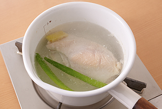 鶏肉は冷蔵庫から出して室温に戻す。鍋に水3カップと塩、酒を入れて中火にかけ、沸騰したら鶏肉、しょうが、ねぎの青い部分を加える。再び沸騰してから1分ほどゆでて火を止め、ふたをしてそのまま30分ほど冷ます。
