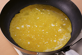 錦糸卵を作る。ボウルに卵を溶きほぐし、Aを加えて混ぜる。フライパンにサラダ油を中火で熱し、卵液を流し入れる。両面焼いて取り出し、冷めたら長さ4センチのせん切りにする。