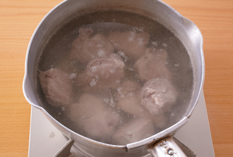豚肉は幅3センチに切って鍋に入れ、かぶるくらいの水を入れて火にかける。沸騰したらゆでこぼし、ざるに上げて水気をきる。