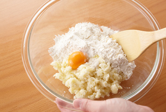 じゃがいもは洗って皮つきのままラップで包み、電子レンジ（500W）で5～6分加熱する。ブロッコリーは小房に切る。じゃがいもが熱いうちに皮をむき、ボウルに入れてなめらかになるまでつぶす。小麦粉をふるい入れ、卵黄、塩を加えて切るように混ぜる。