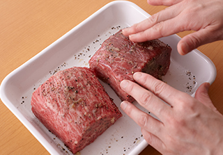 牛肉は300ｇずつに２つに切り分けておく。塩、粗挽き黒こしょう各適量を多めにふり、にんにくとともに肉にすり込む。