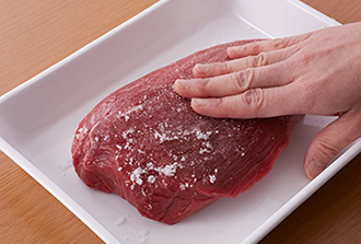 牛肉は室温に戻し、全体に塩をすり込む。