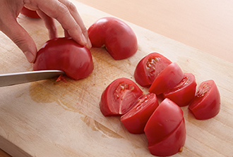 トマトは8等分のくし形切りにする。Aを混ぜ合わせておく。