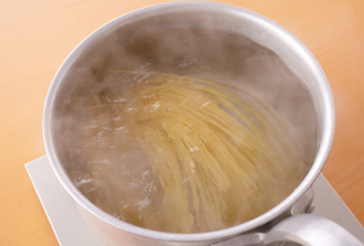 スパゲティを、塩を入れた熱湯（湯1リットルに対して塩小さじ2くらい）で袋の表示時間通りにゆでる。