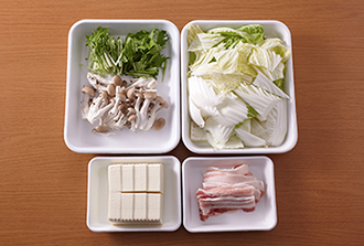 豆腐は食べやすい大きさに切る。白菜は幅3～4センチのそぎ切りにする。しめじは小房に分ける。水菜は長さ5センチに切る。豚肉は食べやすい長さに切る。卵は卵白と卵黄に分けておく。