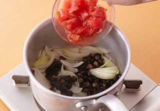 玉ねぎは幅1cmのくし形切りにし、トマトは湯むきをしてざく切りにする。鍋にサラダ油を中火にかけ、玉ねぎを炒める。透き通ってきたらしじみ、トマトを加えてサッと炒め合わせ、ニョクマム、砂糖を加えてなじむまで炒める。