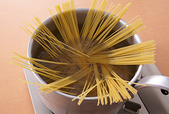 鍋に湯を沸かし、塩（分量外/湯2リットルに対して塩大さじ1と1/2）を入れる。スパゲッティを入れ、袋の表示時間を目安にゆでる。