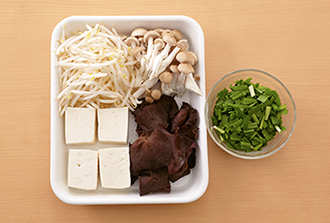 にらは長さ1cmに切り、木綿豆腐は4等分に切る。しめじは小房に分け、きくらげは水で戻す。もやしは洗って水気をきる。