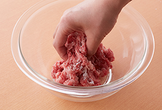 牛肉は幅1センチの細切りにしてボウルに入れ、酒、塩をもみ込み、片栗粉も加えて混ぜる。しょうがは皮をむいて幅2～3ミリの細切りにして塩（分量外）をまぶし、しんなりしたら水でさっと洗って水気を絞る。ピーマン、パプリカは縦半分に切って種を取り、縦に幅5～6ミリに切る。