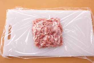 豚肉にAをもみ込む。ラップを大きく切って広げ、豚肉の1/2量をのせて15センチ四方に広げる。