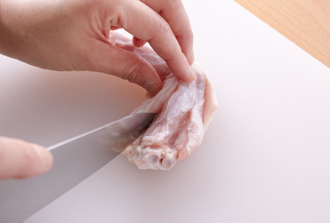手羽先は皮を下にしてまな板に置き、骨に沿って包丁で切り込みを2本入れる。ボウルにAを混ぜ合わせ、手羽先を入れてからめ、5分ほどおいて下味をつける。