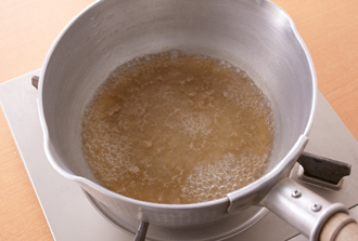 鍋に甘酢だれの材料を入れて火にかけ、煮たったらボウルに入れる。粗熱が取れたら冷蔵庫で冷やす。