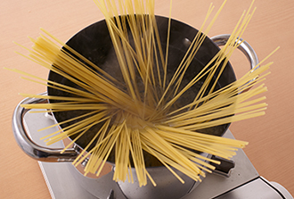 鍋に湯を沸かし、塩（分量外/湯2リットルに対して塩大さじ1と1/2）を入れる。スパゲッティを入れ、袋の表示時間を目安に茹でる。