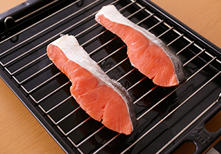 鮭を魚焼き用グリルでこんがりと焼く。米をといで水気をきっておく。