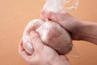 鶏肉を大きめの一口大に切って厚手のポリ袋に入れ、めん棒でかるくたたいてからAを加え、袋の上からしっかりもみ込む。