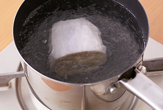 れんこんはよく洗って皮をむき、酢少々（分量外）を入れた湯で10分ほどゆでる。取り出してペーパータオルの上に立てるように置いて冷まし、水気をきる。ボウルに薄力粉と水を混ぜてころもを作り、10分以上おく。
