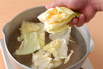 キャベツはざく切りにする。鍋に湯を沸かし、キャベツを入れてゆでる。湯に入れてしんなりしたらざるに上げ、粗熱をとって皿に盛る。湯1/4カップに鶏ガラスープの素を溶かす。
