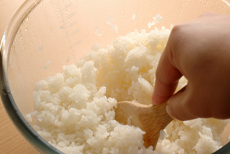 米２合をふつうに炊き、炊きたてをボウルに入れる。すし酢を加え、しゃもじで全体をきるように混ぜて水分を少しとばす。かたく絞った塗れ布巾をかぶせておく。