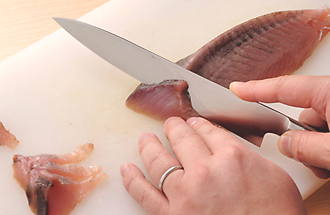 かつおは薄いそぎ切りにする。刺身を切るときは、包丁を手前にひくようにして。