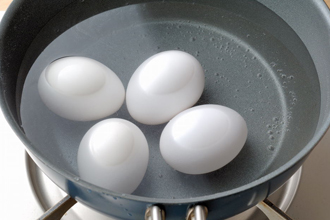 卵を鍋に入れ、たっぷりの水を入れて火にかける。沸騰したら中火にし、6分ほどゆでて水にとり、殻をむく。枝豆は熱湯でゆでてさやから取り出し、できれば薄皮をむく。いんげんはへたを切る。にんにくはみじん切り、コリアンダーはざく切りにする。鶏肉は大きめの一口大に切る。鶏ガラスープの素を水１リットルで溶かしてスープにする。