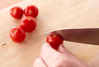 トマトはへたを取り、マリネ液がよくなじむように皮に十文字の浅い切り込みを入れる。青じそは細かくちぎる。