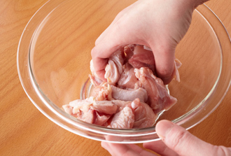 鶏肉は一口大に切り、塩少々、酒をもみ込む。玉ねぎは1センチ角に切る。スナップえんどうは筋を取って熱湯でさっとゆで、湯をきって5ミリ幅の斜め切りにする。