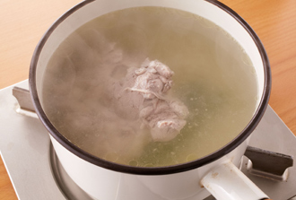 鍋に水6カップとAを入れて強火にかけ、沸騰したら鶏肉、ねぎの青い部分を入れ、弱火で15分ゆでて取り出し、一口大に切る。＊ゆで汁はスープにしていただきましょう（POINT参照）
