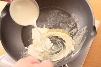 クリームソースをつくる。フライパンにバターを中火で溶かし、小麦粉を加えて泡だて器でよく混ぜる。生クリームを混ぜながら少しずつ加え、塩、こしょう、顆粒スープの素を加えて混ぜ、火を止める。
