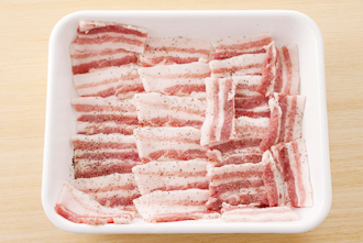 豚肉に塩、こしょうをふる。ねぎは長さ5センチのせん切りにし、水に5分さらす。