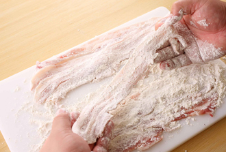 しょうがは皮をむいてせん切りにする。豚肉に塩、こしょうをふり（塩はしっかりふる）、小麦粉をまぶし、長さを3等分に切る。