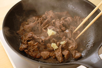フライパンにサラダ油を中火で熱し、牛肉を炒める。肉の色が変わったらAを順に加えて炒める。汁気が少なくなったらしょうが、にんにくを加えて炒め合わせる。耐熱のボウルにすし酢の材料を入れて混ぜ、ラップをかけずに500Wの電子レンジで50秒加熱してさます。にんじんは皮をむき、長さ3～4センチのせん切りにし、塩少々をふってもみこみ、すし酢少々をふる。きゅうりは長さを半分に切り、縦4等分に切って種をそぎ取る。白菜キムチは汁気を絞り、粗くきざむ。