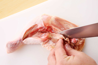 じゃがいもは皮をむき、厚さ1.5センチの輪切りにする。鶏肉は骨に添って切り込みを入れ、塩、こしょうをしっかりふる。切り込みを入れておくと、中まで火がよく通り、肉離れも良くなる。