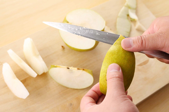 梨は皮をむいて8等分くらいのくし形に切り、しんを取る。